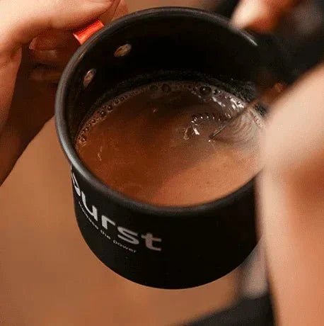 Caneca preta com Super Café com Creatina Burst preparado, bebida quente e cremosa
