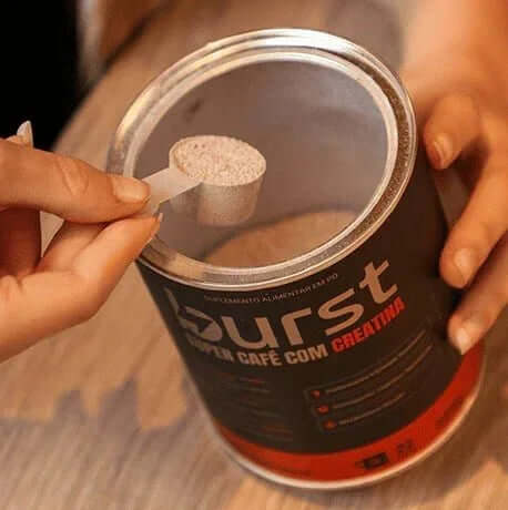 Pó do Super Café com Creatina Burst sendo servido com colher dentro da embalagem