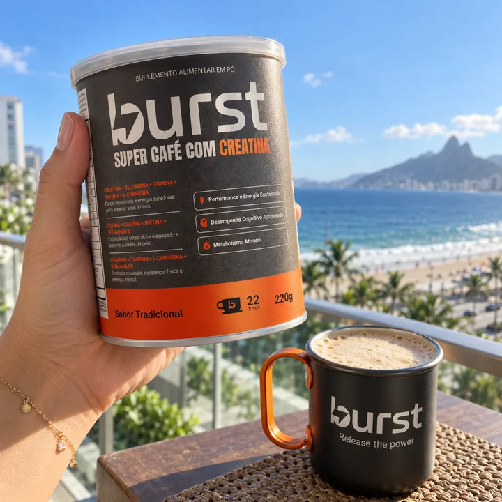 Mão segurando a lata do Super Café com Creatina numa varanda com vista pro mar