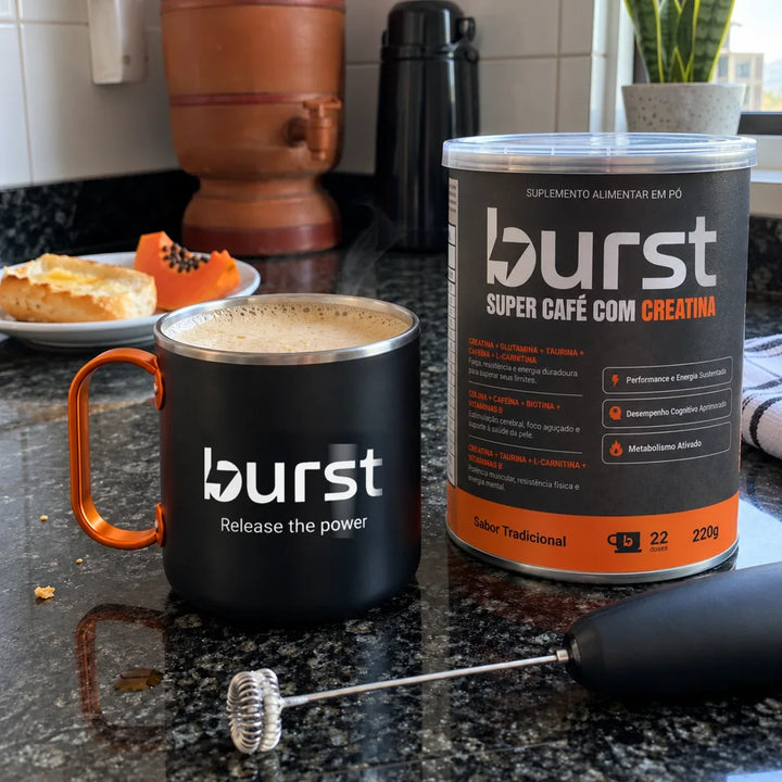 Caneca Burst com cappuccino e a lata do Super Café com Creatina na bancada da cozinha