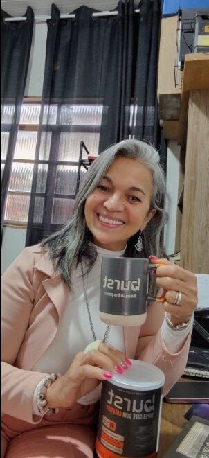 Cliente Maria com a caneca e a lata do Super Café