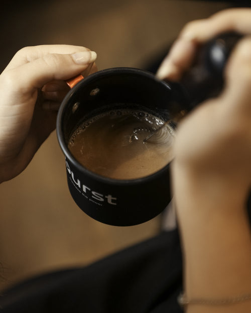 Mãos segurando uma caneca de café quente