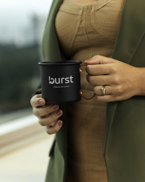 Mulher segurando a caneca Burst