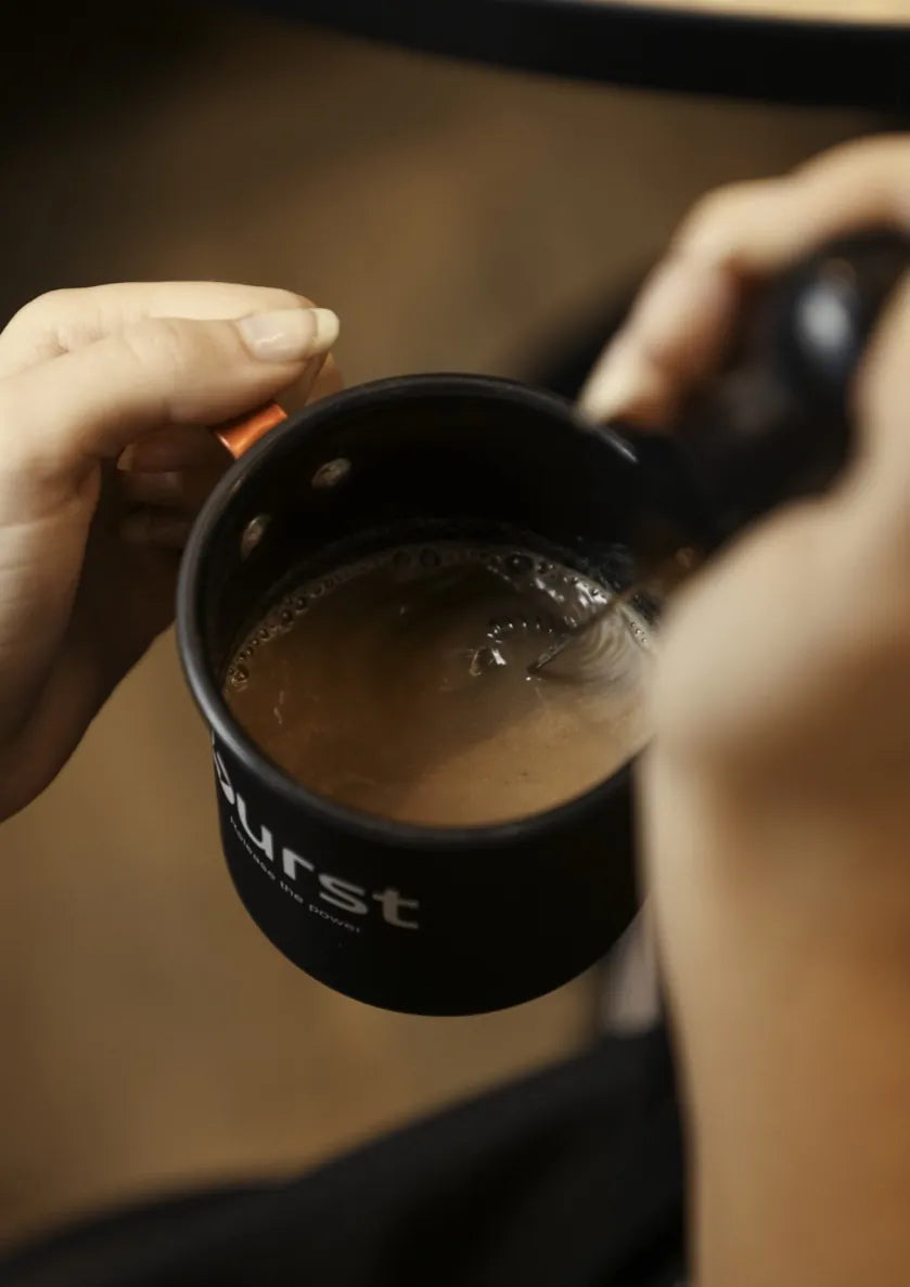Mãos batendo o Super Café na caneca Burst com o mixer