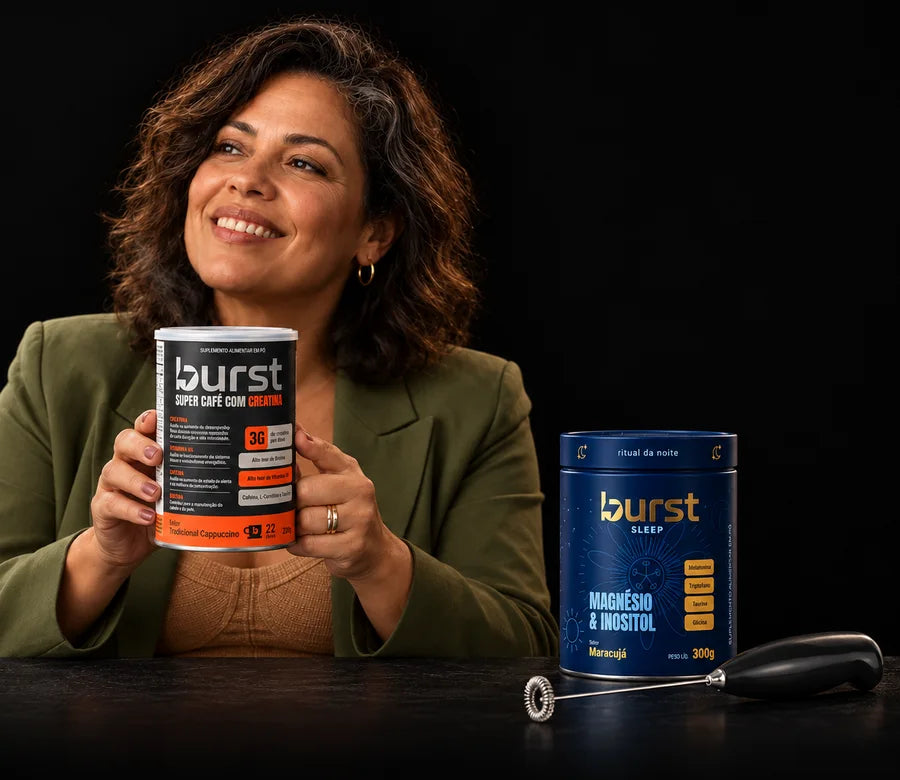Mulher sorrindo com o Super Café com Creatina nas mãos, ao lado do Burst Sleep e do mixer